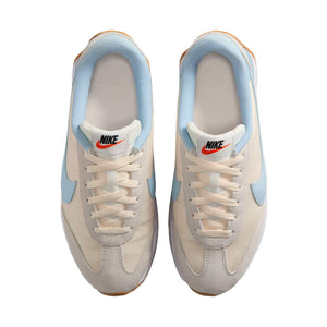 حذاء Nike بتصميم كلاسيكي ولون بيج مع أزرق سماوي.