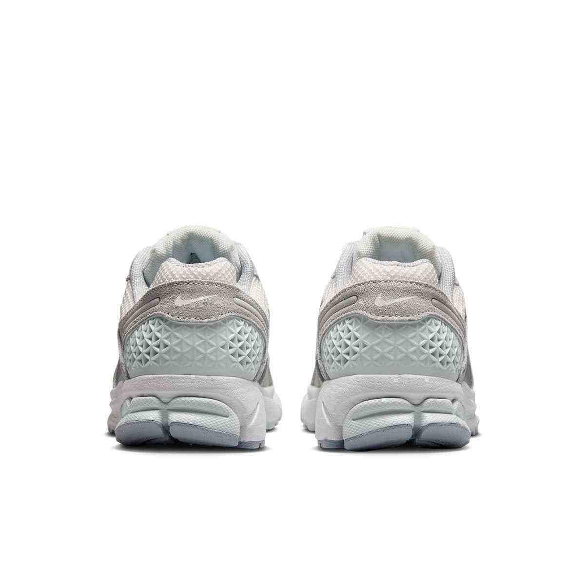 حذاء رياضي Nike Vomero 5 رمادي فاتح بتفاصيل عاكسة.