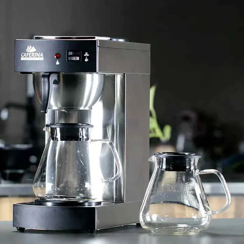 الة قهوة Caferina RH330 التجارية dark studio view مع إبريق زجاجي شفاف.