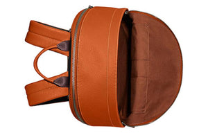 Open interior view of an authentic Coach brown leather school backpack showing spacious compartment and fabric lining.

عرض داخلي مفتوح لحقيبة ظهر مدرسة كوتش أصلية من الجلد الطبيعي بني يوضح الجزء الداخلي الواسع والتصفيح القماشي.