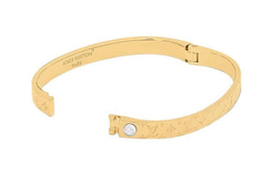 سوار Louis Vuitton ذهبي بنمط Monogram أنيق.