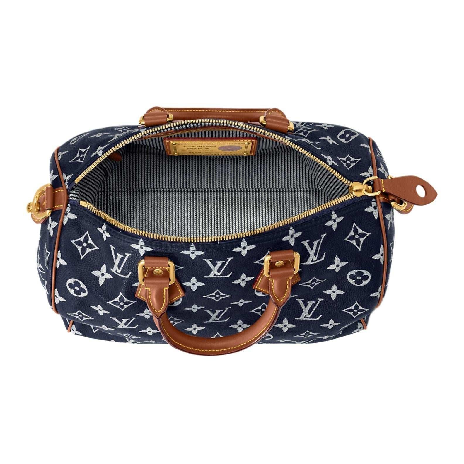 حقيبة Louis Vuitton Speedy 30 بنقشة Monogram الأيقونية باللون الأزرق.