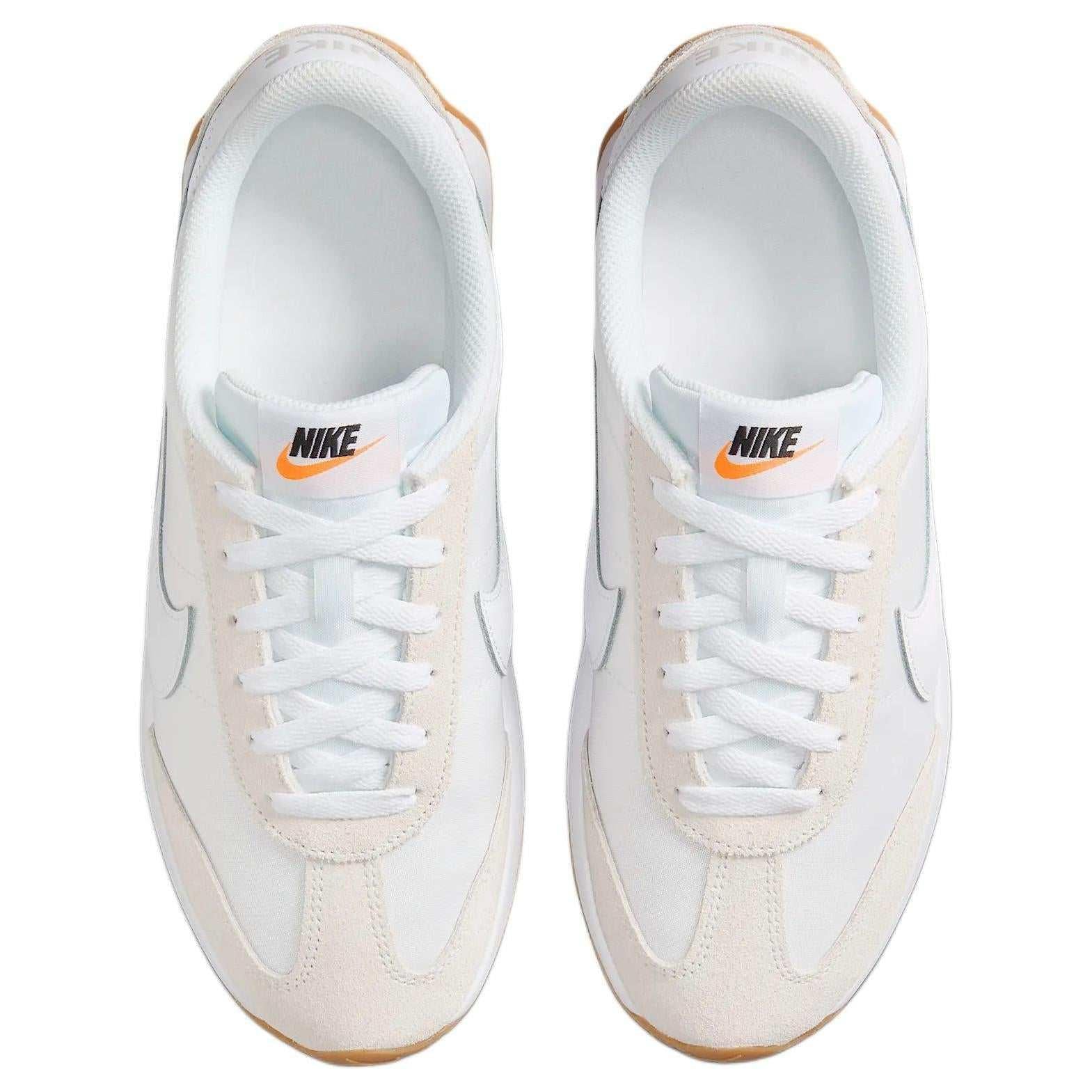 حذاء Nike رياضي أبيض بتصميم كلاسيكي مريح.