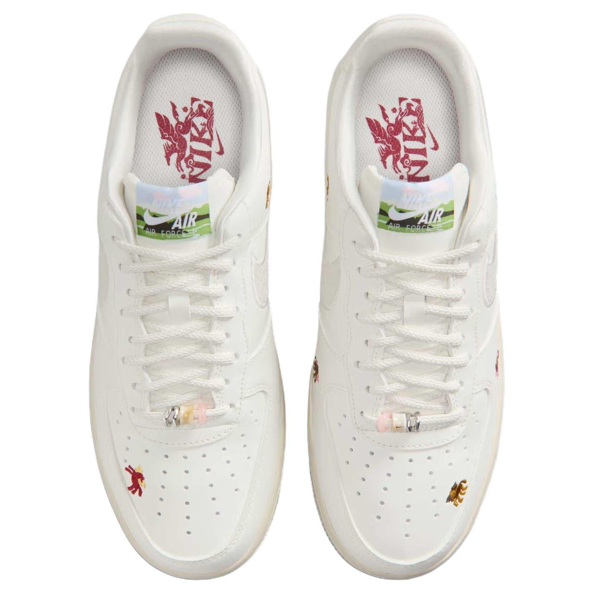 حذاء Nike Air Force 1 Low أبيض بتطريز Pegasus.