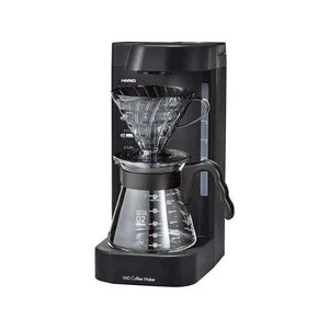 الة قهوة Hario V60 أوتوماتيكية باللون الأسود full front studio view توضح قمع التقطير المخروطي.