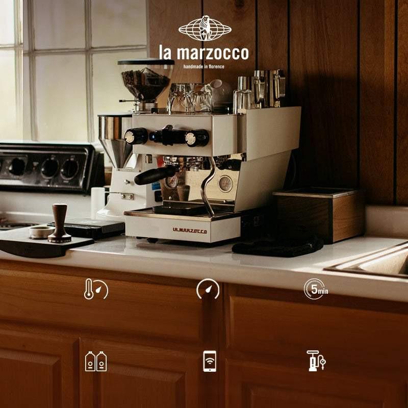 ماكينة اسبريسو La Marzocco Linea Micra في ركن قهوة منزلي