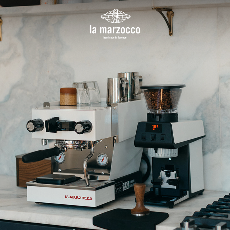 ماكينة اسبريسو La Marzocco Linea Micra على ركن قهوة مع مطحنة