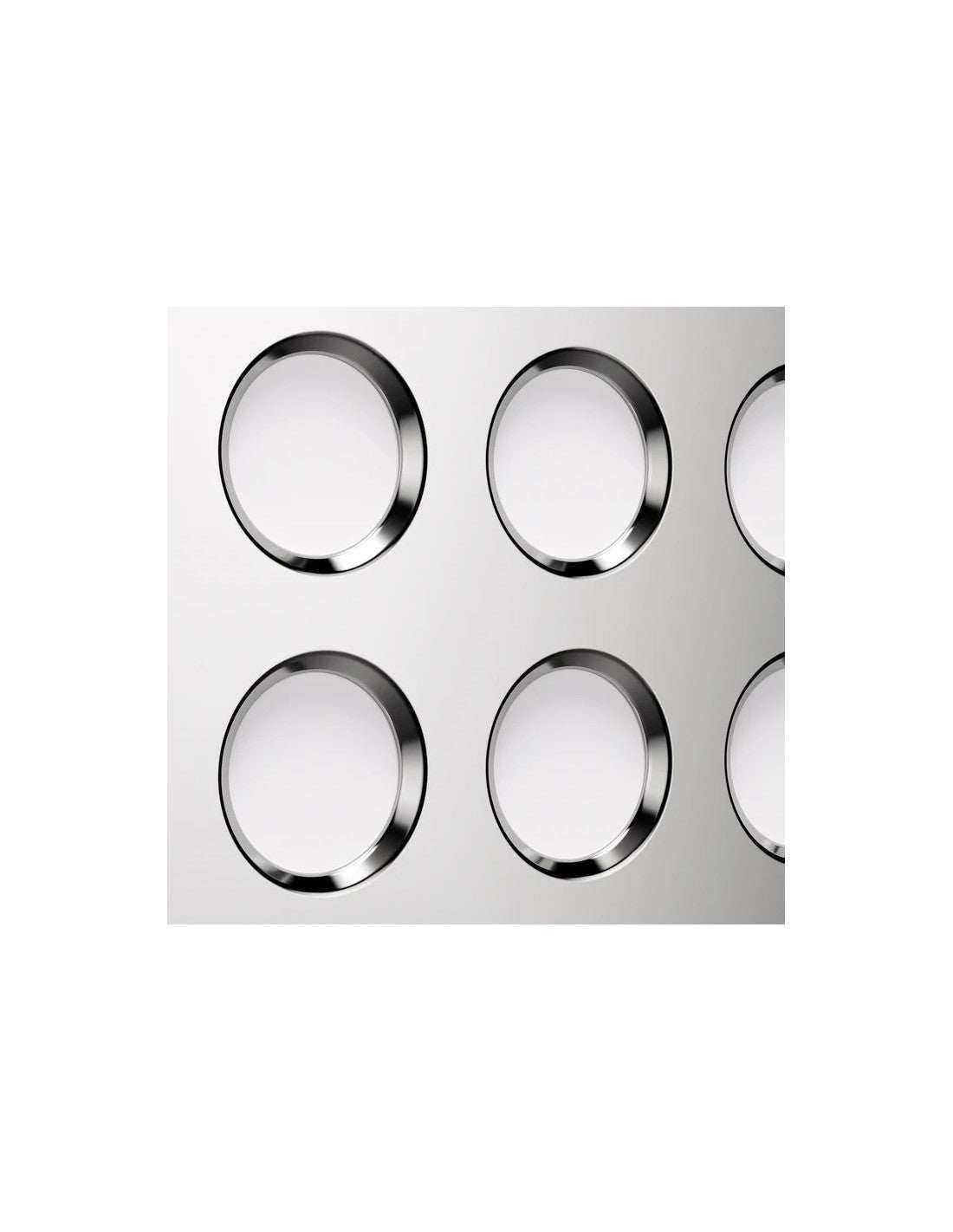 تفاصيل فتحات التهوية الدائرية الفضية لـ ماكينة قهوة Rocket APP TCA chrome circular vents detail.