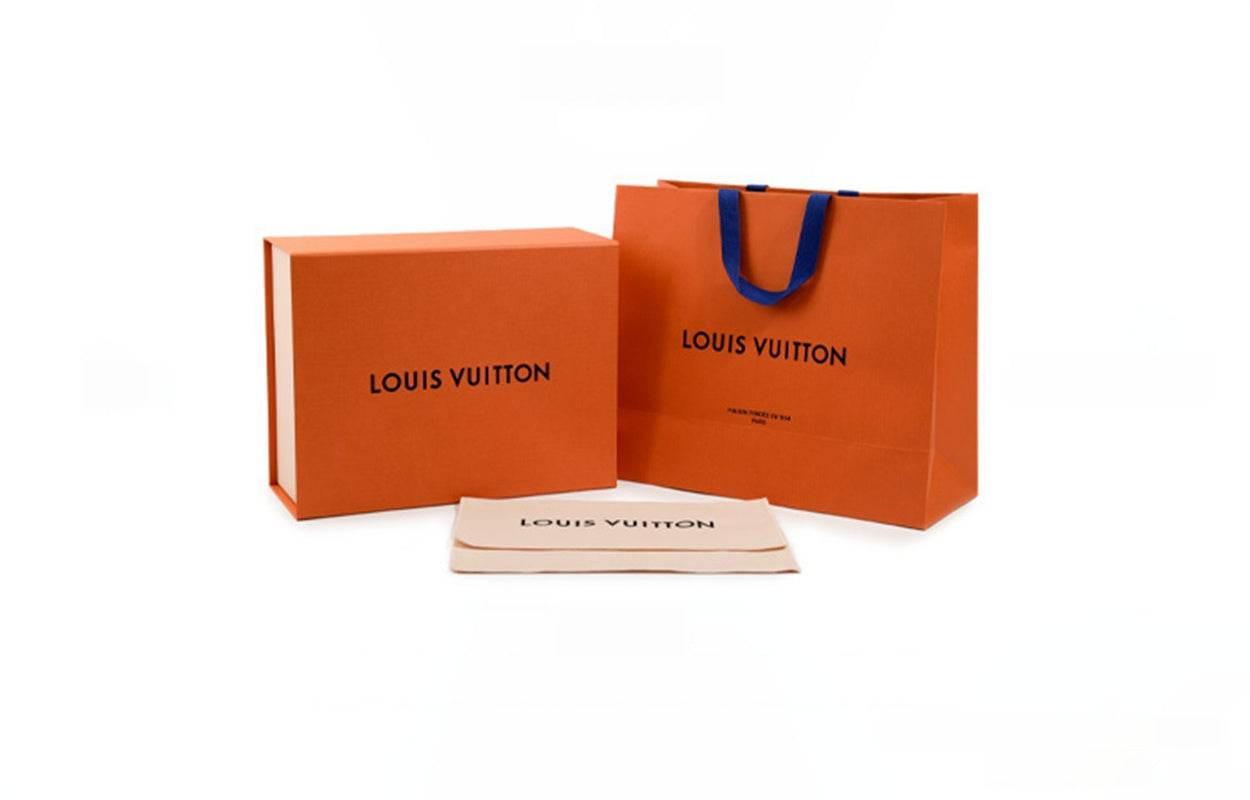 حقيبة Louis Vuitton Capucines من القش والجلد الأسود.