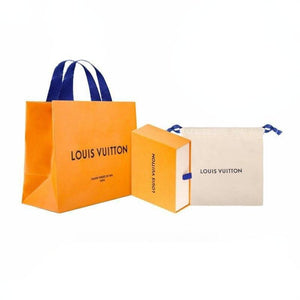 سوار Louis Vuitton ذهبي بنمط Monogram أنيق.