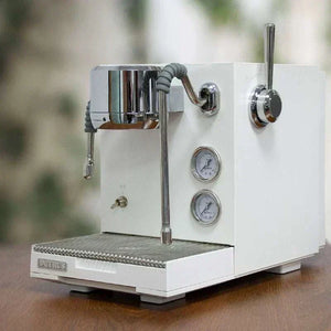 ماكينة تحضير اسبرسو منزلية Wendougee PETRA باللون الأبيض counter setup view توضح تصميم الماكينة على الطاولة.